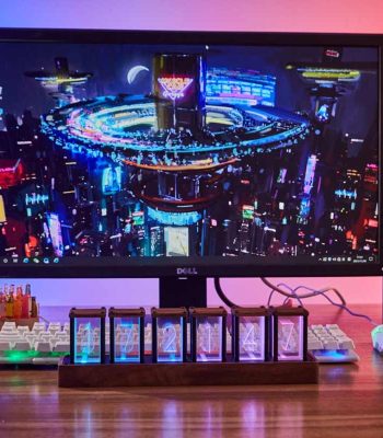 Monitor con immagine di una città futuristica di notte, con luci al neon e grattacieli illuminati, creando un'atmosfera moderna e tecnologica.
