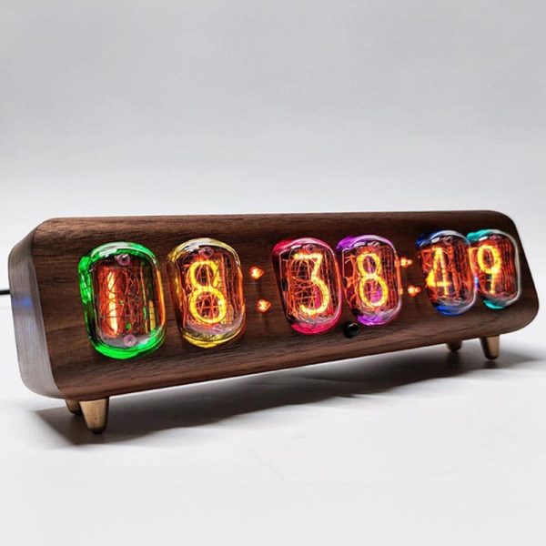 Orologio Nixie in legno vintage con display a tubi al neon, perfetto come decorazione scientifica e oggetto di design originale.