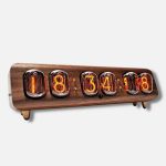 Orologio vintage con display a tubi Nixie in stile retrò, montato su base in legno naturale, perfetto come decorazione scientifica o pezzo di design originale.
