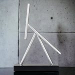 Oggetto decorativo in metallo ispirato a forme scientifiche, ideale per arredare con stile e originalità. Perfetto come complemento d'arredo per appassionati di scienza e design moderno.