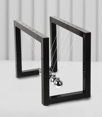 Péndolo di Newton con cornice nera e sfondo bianco, mostra le sfere metalliche che oscillano, illustrando i principi della fisica e della conservazione dell'energia.