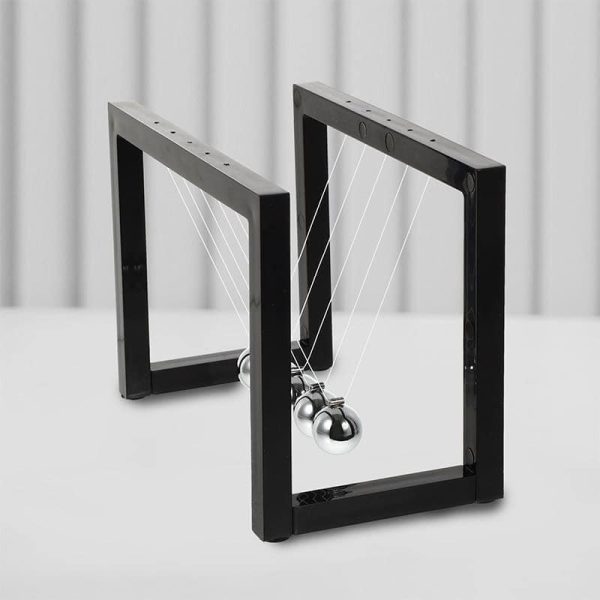 Péndolo di Newton con cornice nera e sfondo bianco, mostra le sfere metalliche che oscillano, illustrando i principi della fisica e della conservazione dell'energia.