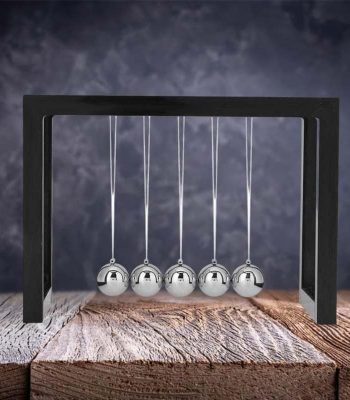 Péndolo di Newton in metallo lucido, oggetto decorativo scientifico con cinque sfere sospese, ideale per arredamento da studio o laboratorio.