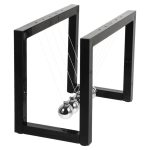 Péndolo di Newton con cornice nera, esempio di oggetto scientifico decorativo e educativo.