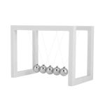 Pendente di Newton con sfere metalliche in cornice bianca, esempio di esperimento scientifico classico.