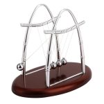 Pendolo di Newton, strumento scientifico in metallo e legno per dimostrazioni di fisica e principi di conservazione dell'energia.