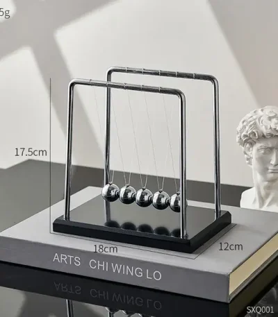 Pendolo di Newton in metallo e vetro, perfetto come decorazione scientifica per studi e uffici, con sferette oscillanti e design elegante.