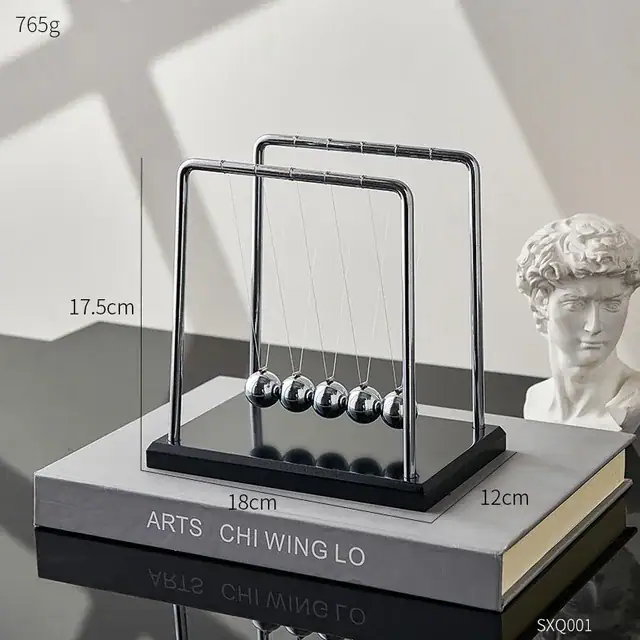 Pendolo di Newton in metallo e vetro, perfetto come decorazione scientifica per studi e uffici, con sferette oscillanti e design elegante.