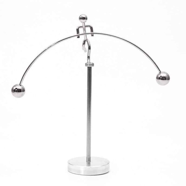 Bilancia di Newton in metallo, perfetta come decorazione da scrivania o per appassionati di fisica. Design minimalista e moderno, ideale per ambienti di studio o ufficio.