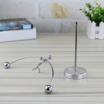 Modello di decorazione scientifica in metallo con sfera e asta, perfetta come oggetto decorativo per appassionati di scienza e design innovativo.