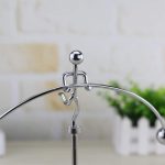Modello di oggetto scientifico in metallo con sfera e gancio, ideale come decorazione da laboratorio o da collezione. Design minimalista e moderno, perfetto per appassionati di scienza.