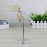 Oggetto scientifico in metallo, decorativo e da collezione, rappresenta un modello di equilibrio con sfere metalliche, ideale come decorazione per appassionati di scienza e design.