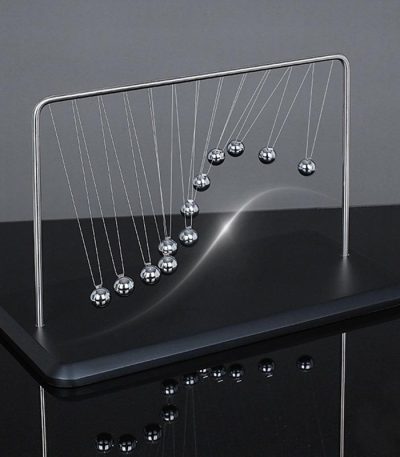 Péndolo di Newton con sfere metalliche appese a un supporto nero, illustrando il principio di conservazione dell'energia e la trasmissione delle forze.