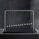 Pendolo di Newton con sfere metalliche sospese, ideale come decorazione scientifica e oggetto di studio per principi di fisica.