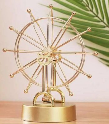 Orologio decorativo a forma di ruota di astrolabio dorato, perfetto come oggetto scientifico e decorativo per appassionati di astronomia e design elegante.