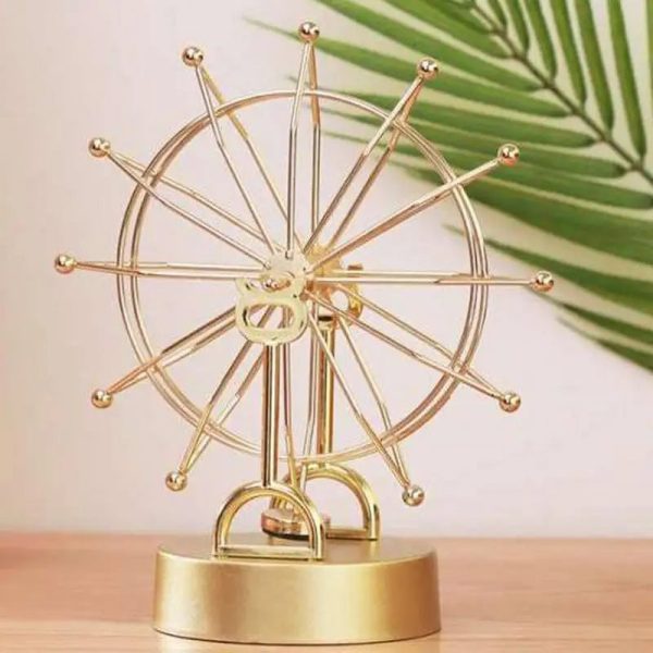 Orologio decorativo a forma di ruota di astrolabio dorato, perfetto come oggetto scientifico e decorativo per appassionati di astronomia e design elegante.