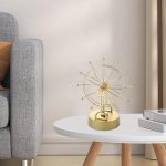 Orologio decorativo a forma di modello scientifico con ingranaggi dorati, perfetto come elemento di design originale e innovativo per ambienti moderni e studi scientifici.