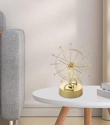Orologio decorativo a forma di modello scientifico con ingranaggi dorati, perfetto come elemento di design originale e innovativo per ambienti moderni e studi scientifici.