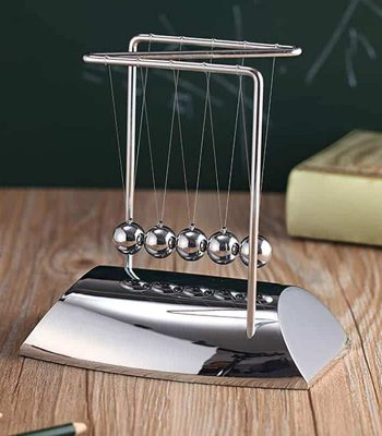 Péndolo di Newton in metallo lucido, oggetto decorativo e scientifico per studi di fisica e decorazioni da scrivania.