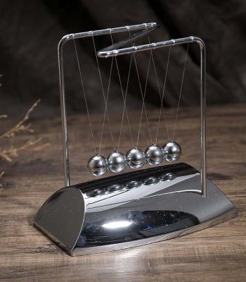 Péndolo di Newton in metallo lucido, oggetto decorativo scientifico, perfetto per appassionati di fisica e design innovativo.