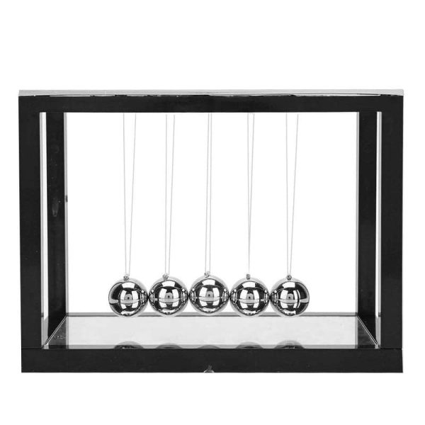 Pendolo di Newton con cinque sfere metalliche lucide sospese in una cornice nera, simbolo di fisica e scienza, ideale come decorazione scientifica.