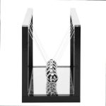 Péndolo di Newton in acciaio inox, esempio di oggetto scientifico decorativo, perfetto per appassionati di fisica e design.