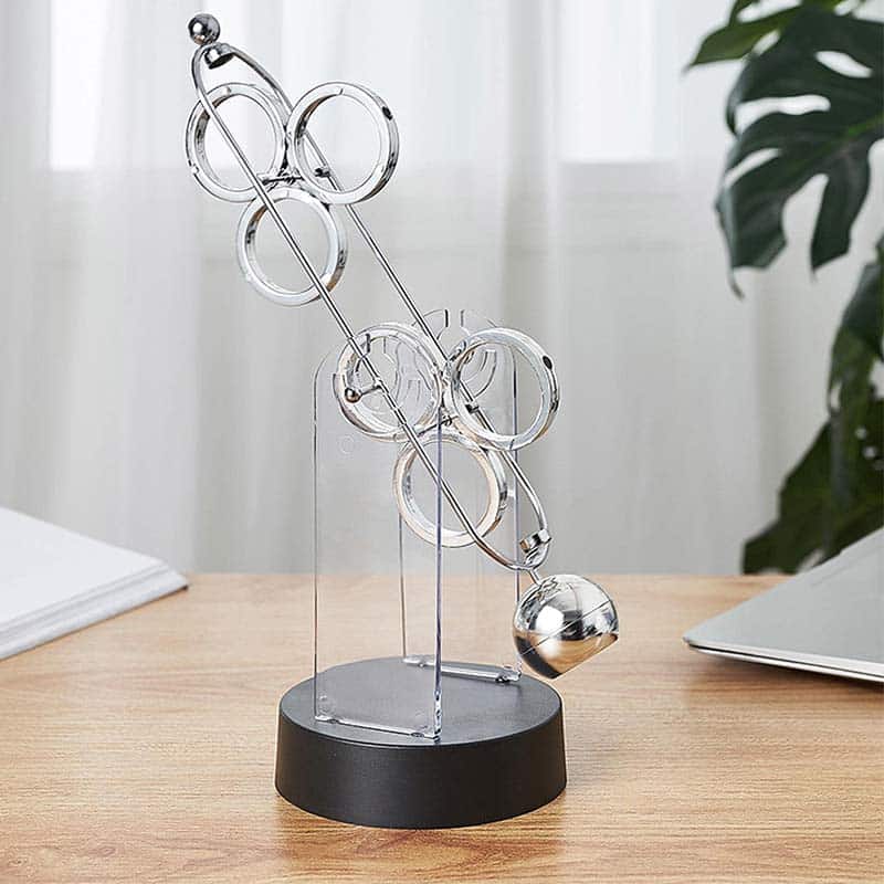 Oggetto decorativo ispirato alla teoria dei moti di Newton, perfetto per appassionati di scienza e arredamento innovativo.