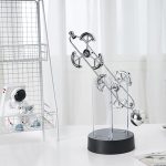 Scultura decorativa scientifica in metallo e vetro, perfetta come oggetto di arredamento a tema scientifico o da collezione. Design moderno e dettagli curati.