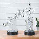 Vasi decorativi in vetro e metallo ispirati a forme scientifiche, ideali come oggetti di design e decorazioni per ambienti moderni e studi scientifici.