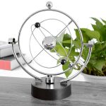 Modello di sistema solare in miniatura con atomi e orbite, perfetto come decorazione scientifica da scrivania o da studio.