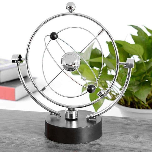 Modello di sistema solare in miniatura con atomi e orbite, perfetto come decorazione scientifica da scrivania o da studio.