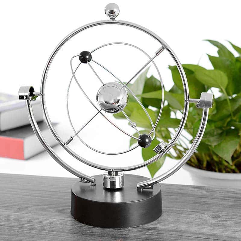 Modello di sistema solare in miniatura con atomi e orbite, perfetto come decorazione scientifica da scrivania o da studio.