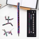 Set di penne e sfere scientifiche colorate in metallo, ideali come decorazioni o strumenti educativi, con scatola di presentazione e notebook aperto sullo sfondo.