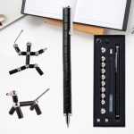 Set di strumenti scientifici decorativi, tra cui penne e modelli molecolari, ideali per arredare studi e ambienti dedicati alla scienza con stile e originalità.