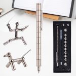Set di strumenti scientifici in metallo, tra cui un compasso, un modello di molecola, un set di pesi e un penna, ideale per decorazioni e studi scientifici.