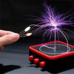 Esperimento di plasma con scintille luminose e circuito elettrico.