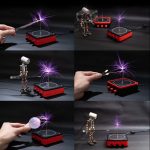 Esperimenti di scarica di plasma con robot e oggetti scientifici, mostra energia elettrica e fenomeni luminosi.