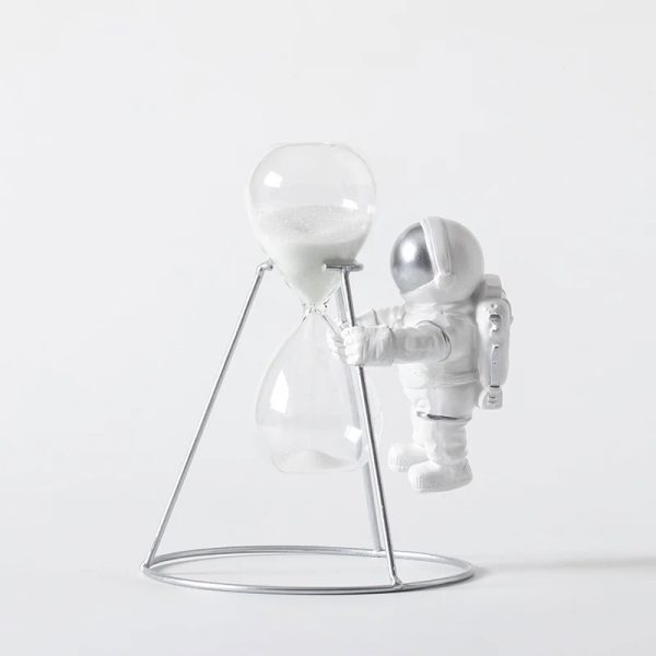 Decorazione scientifica con astronauta e clessidra in stile minimalista, perfetta per appassionati di scienza e decorazioni originali.