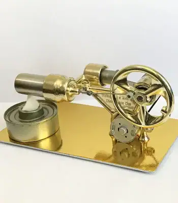 Oggetto decorativo in stile scientifico, rappresentante un microscopio in metallo dorato con dettagli realistici, ideale come decorazione da scrivania o da parete.