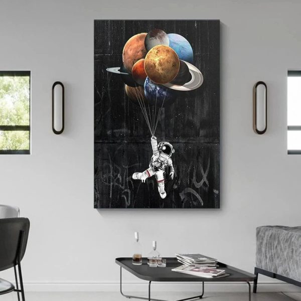 Murale artistico con astronauta che tiene pianeti come palloncini, decorazione moderna per ambienti dedicati alla scienza e all'astronomia.