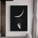 Illustrazione di un astronauta che si dondola su una luna, con sfondo stellato nero, in stile artistico minimalista e moderno.