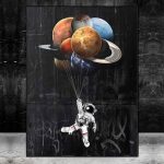 Astronauta che tiene palloni a forma di pianeti e satelliti, rappresentando l'esplorazione spaziale e l'universo.