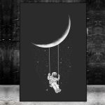 Astronauta su altalena nello spazio con luna e stelle sullo sfondo, immagine artistica e surreale.