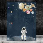 Astronauta nello spazio con pianeti e stelle, decorazione scientifica per ambienti educativi e scientifici.