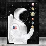 Astronauta in tuta spaziale che tiene in mano i pianeti del sistema solare, con sfondo stellato e spazio profondo.