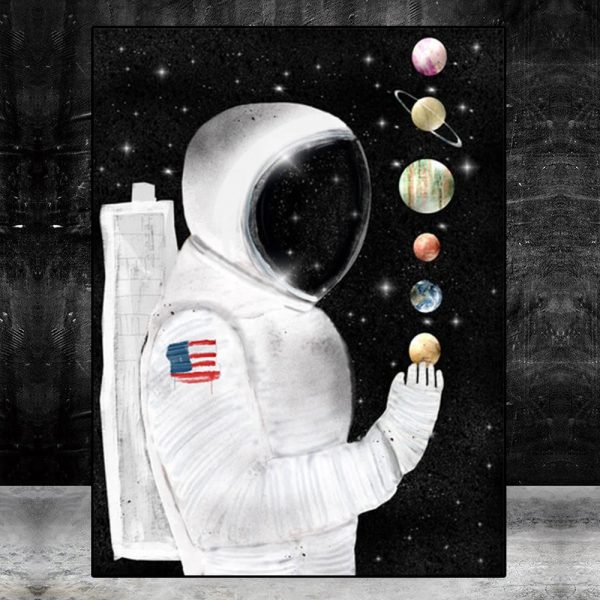 Astronauta in tuta spaziale che tiene in mano i pianeti del sistema solare, con sfondo stellato e spazio profondo.