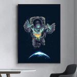 Astronauta in volo nello spazio con Terra visibile sotto, scena futuristica e cosmica.