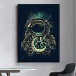 Astronauta stilizzato con casco e simbolo scientifico, sfondo spaziale con stelle e galassie, decorazione moderna e originale per appassionati di scienza e spazio.