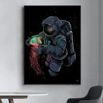 Astronauta che tiene un'energia luminosa e colorata in mano nello spazio.