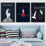 Decorazioni murali con astronauta, pianeta e navicella spaziale, tema universo e esplorazione spaziale, perfette per ambienti moderni e creativi.